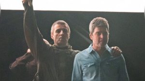 Oasis-Konzert in Cardiff: So vertraut zeigen sich die Gallagher-Brüder