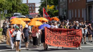 Demonstration: 200 Menschen protestieren gegen Abschiebehaft in Arnstadt