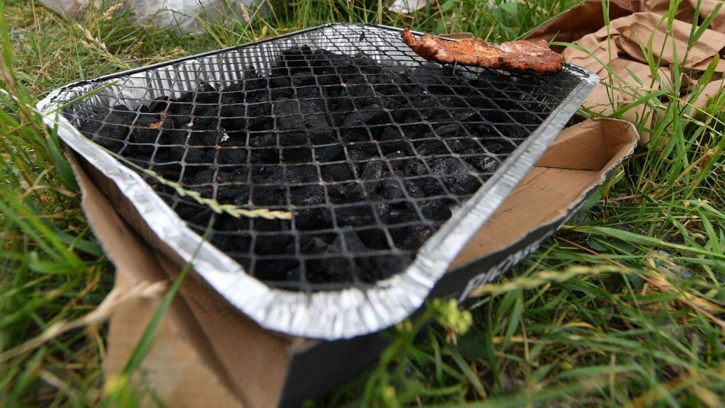 Kleiner Wegwerfartikel: Grillen to go: Deutsche greifen öfter zum Einweggrill