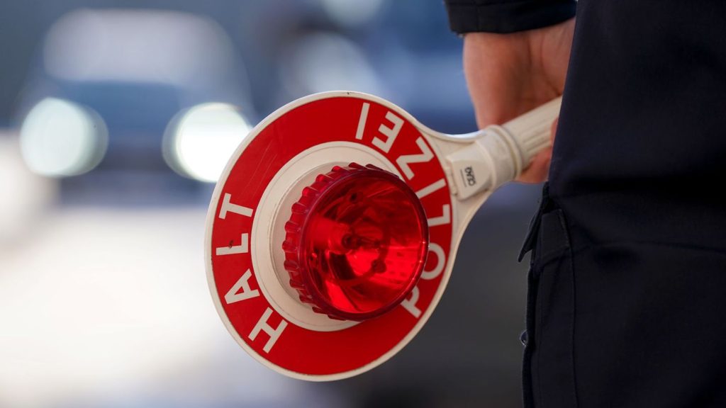 Mehrere hundert Teilnehmer: Autoposerszene im Süden kontrolliert - zahlreiche Verstöße