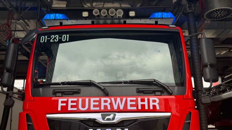 Ursache unklar: Brand in Bungalow - Frau tot, Mann schwer verletzt
