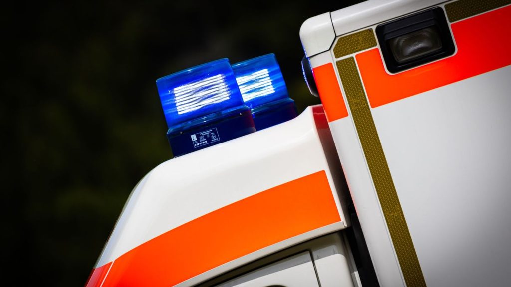 Unfälle: Alkoholisierter Autofahrer prallt gegen Baum: vier Verletzte
