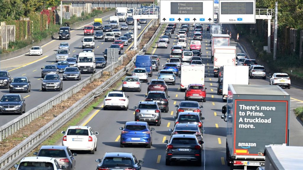 Erste Reisewelle: ADAC: Zum Ferienstart drohen Staus und "Schneckentempo"