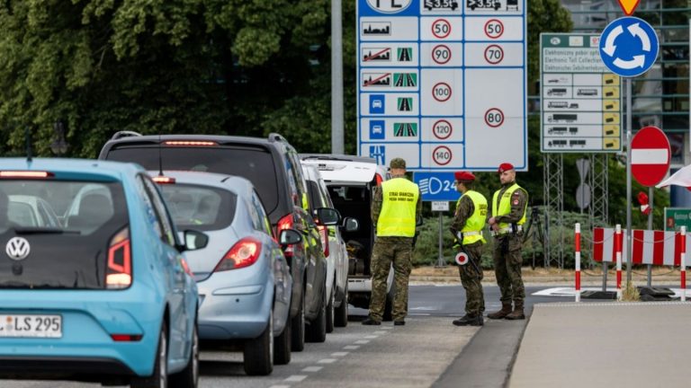 Polnische Grenzkontrollen angelaufen - Sorge und Migrationsdebatte in Deutschland