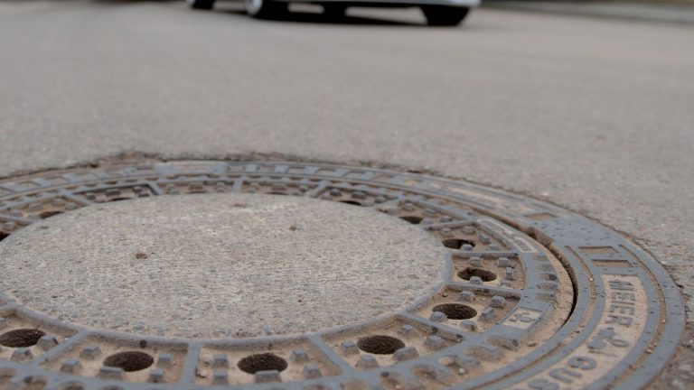 Prozesse: Gemeinde muss Schmerzensgeld wegen Gullydeckel-Sturz zahlen