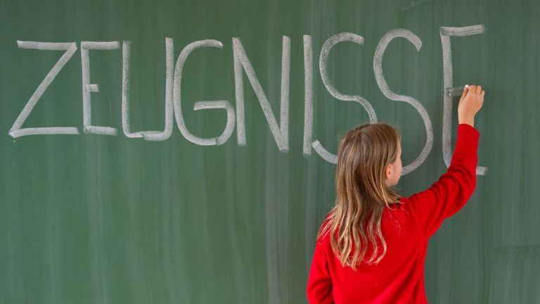 Achtung Zeugnisse: Experten raten: Gelassen bleiben bei schlechten Noten