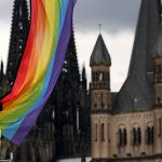 Elternprotest bei Einweihung: Konflikt um Regenbogen-Symbol bei kirchlicher Schuleröffnung