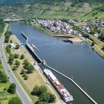 Mosel: Erste Schiffe passieren beschädigte Schleuse flussaufwärts
