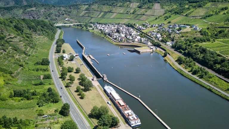Mosel: Erste Schiffe passieren beschädigte Schleuse flussaufwärts
