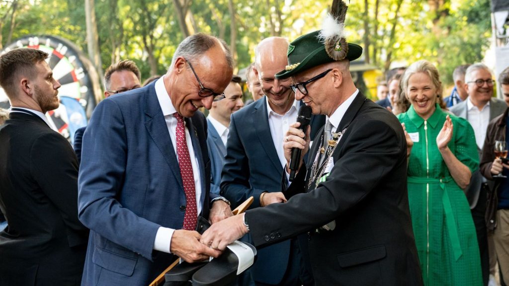 Parlamentarisches Schützenfest: Merz: Schützenvereine machen "großartige" Integrationsarbeit