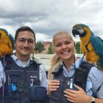 Polizei: Polizisten spielen Papageien-Sitter