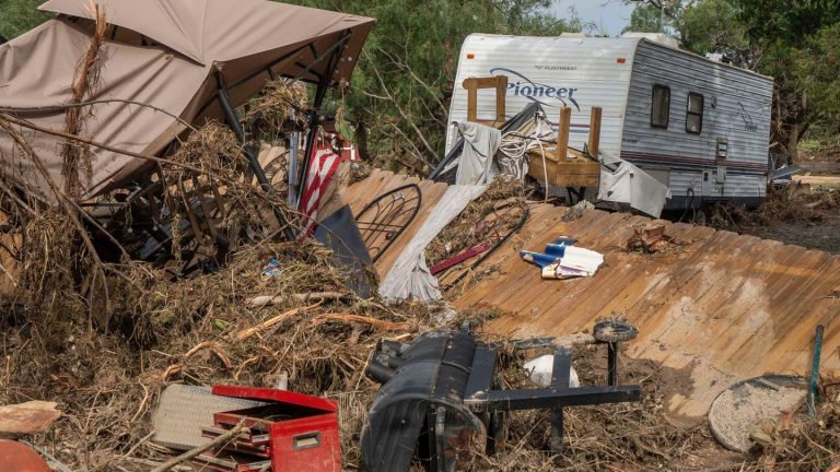 Überschwemmungen: Sturzflut: 161 Vermisste und 109 Tote - Trump kommt Freitag