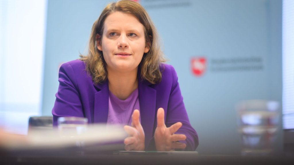Schulen: Ministerin: Ganztag wird "nicht überall sofort perfekt"