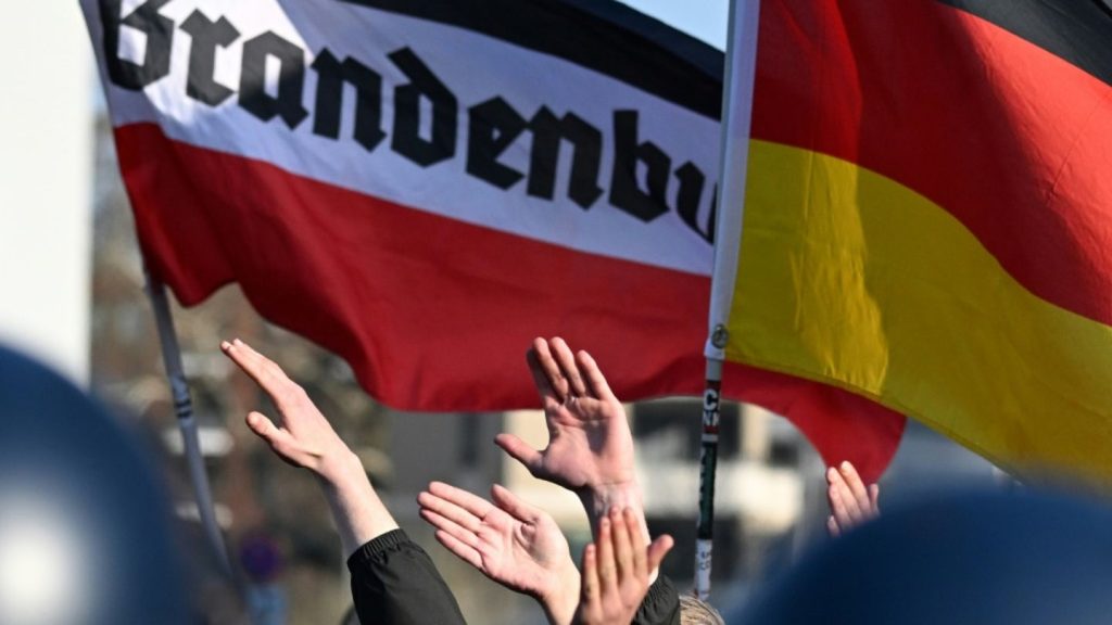 Mehr Rechtsextremisten in Brandenburg - Besorgnis wegen schneller Radikalisierung