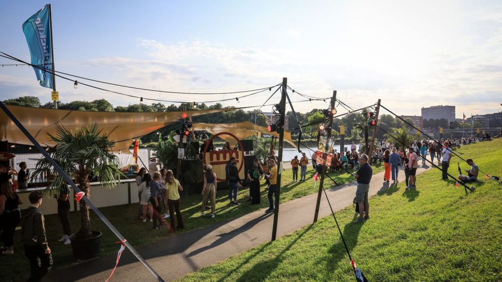 Konzerte am Osterdeich: Breminale startet – Musik, Yoga und Riesenrad am Deich