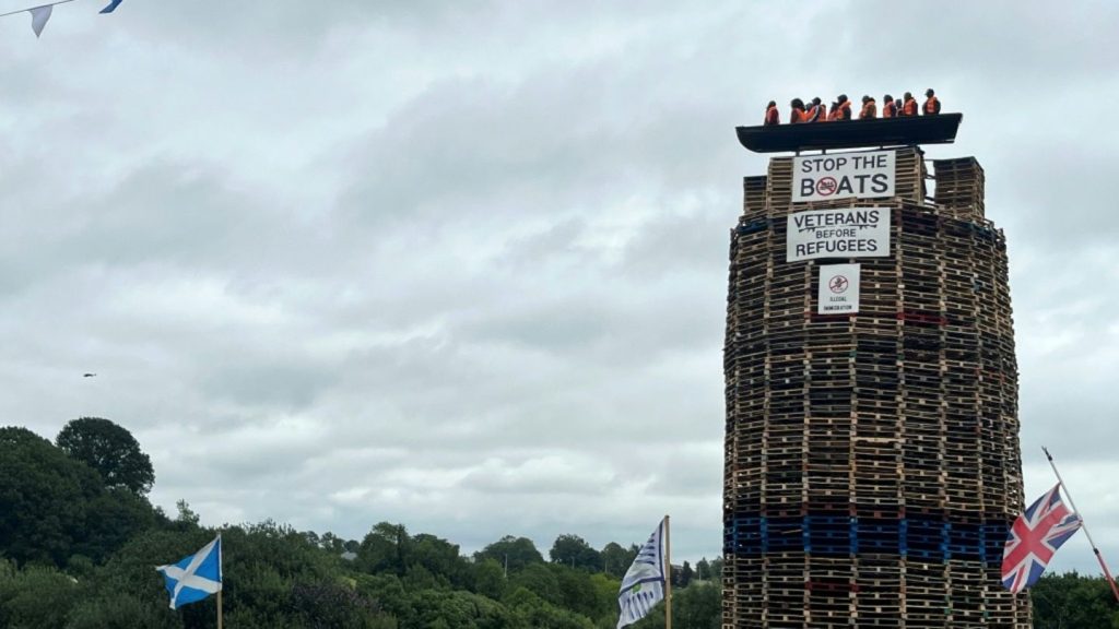 "Widerlich": Unionisten in Nordirland wollen Migranten-Puppen bei Lagerfeuer verbrennen