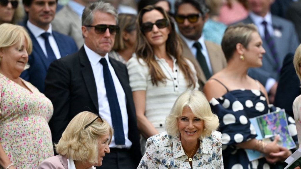Königin Camilla: Zusammen mit Hugh Grant in Wimbledon