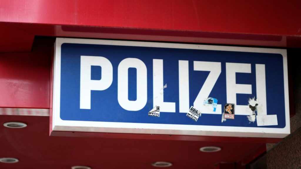Hunderte Polizeianschlüsse blockiert: Durchsuchungen bei fünf jungen Verdächtigen