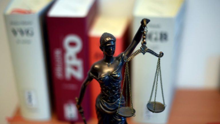 Ehefrau in Streit um Geld erstochen: Fast neun Jahre Haft für Mann in Niedersachsen