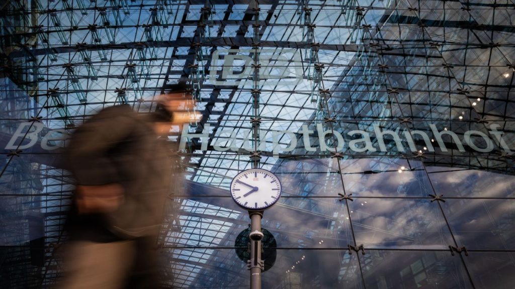 Kriminalität: Mann läuft mit Machete durch Berliner Hauptbahnhof