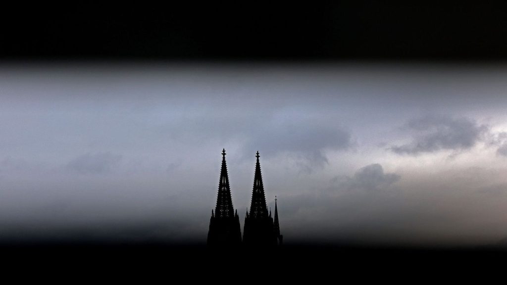 Sinkende Einnahmen: Erzbistum Köln will jährlich 100 Millionen Euro einsparen