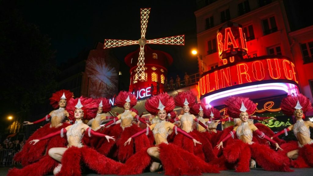 Cancan und Feuerwerk: Windmühlenflügel des Pariser Moulin Rouge drehen sich wieder