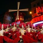 Cancan und Feuerwerk: Windmühlenflügel des Pariser Moulin Rouge drehen sich wieder