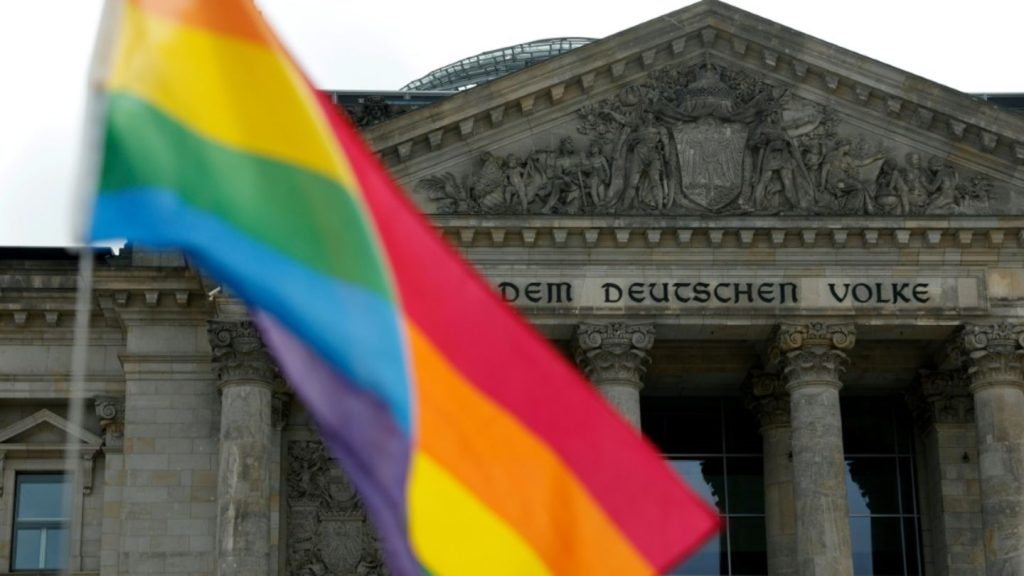 Klöckner verteidigt Entscheidung gegen Regenbogenflagge auf dem Bundestag