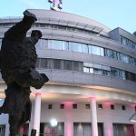 Kunstwerk enthüllt: Telekom kauft acht Meter hohen Bronze-Elefanten