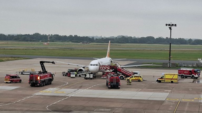 Flughafen Bremen: Crew bemerkt Dampf - Flugzeug kehrt nach Bremen zurück