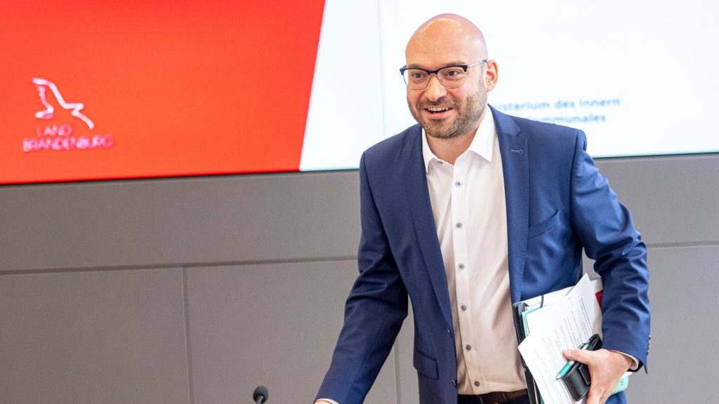 Landesregierung: Innenminister Wilke pendelt jeden Tag - im "rollenden Büro"