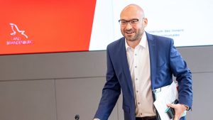 Landesregierung: Innenminister Wilke pendelt jeden Tag - im "rollenden Büro"