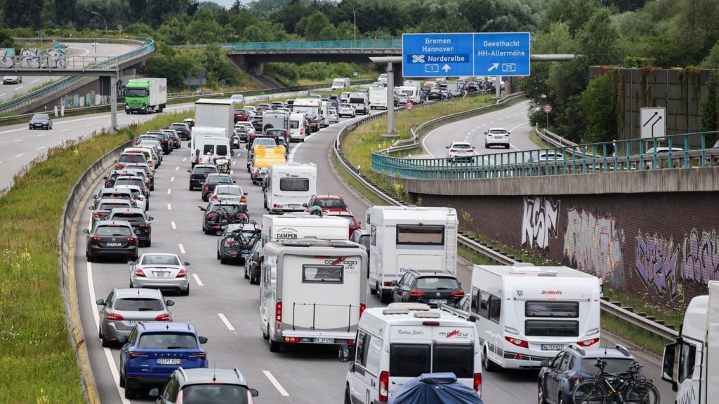 Verkehr: Ferien in NRW - ADAC erwartet volle Straßen im Nordwesten