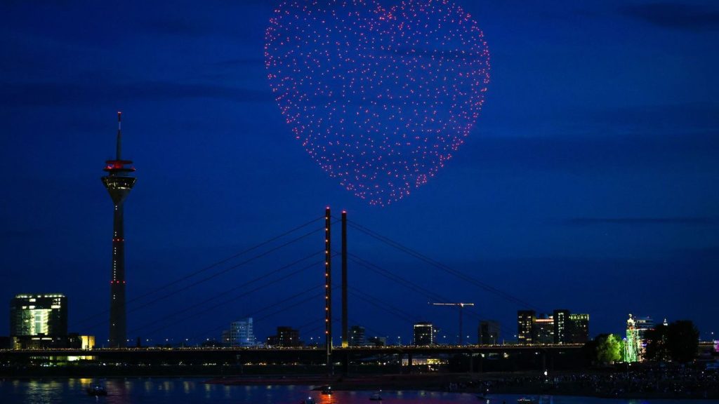1.000 Farbpunkte am Himmel: Riesige Drohnenshow in Düsseldorf