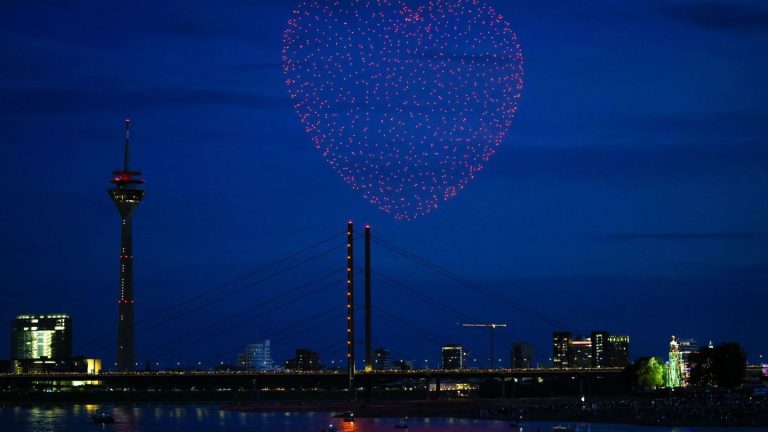 1.000 Farbpunkte am Himmel: Riesige Drohnenshow in Düsseldorf
