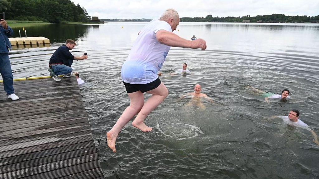 Gewässerschutz: "Big Jump" des Umweltministers in den Inselsee