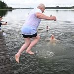 Gewässerschutz: "Big Jump" des Umweltministers in den Inselsee
