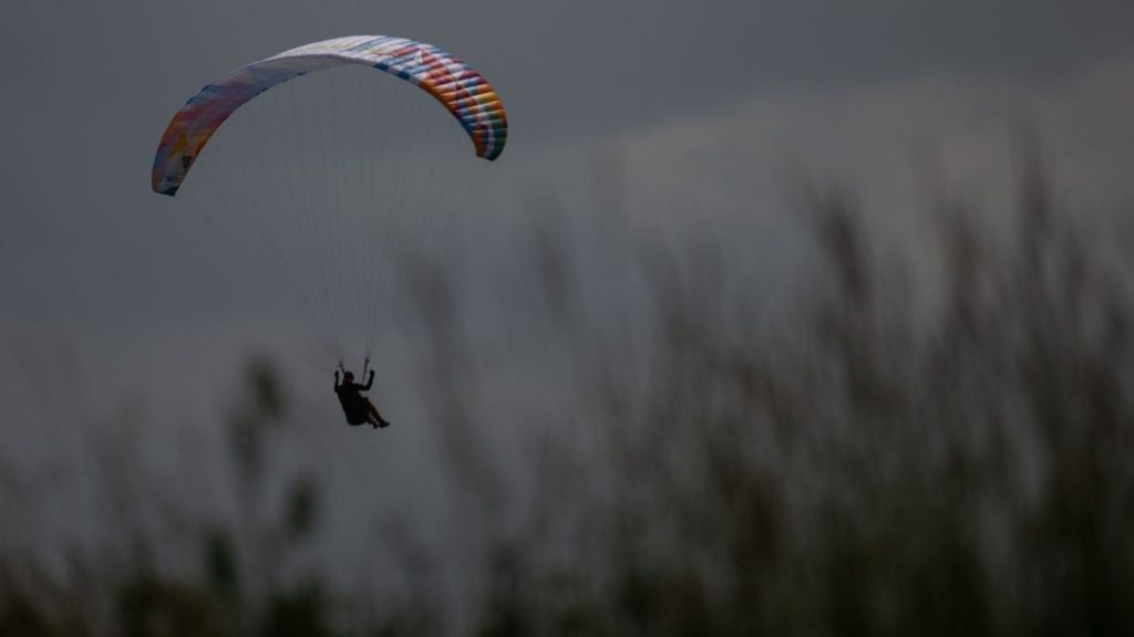Schwarzwald-Baar-Kreis: 71-jähriger Gleitschirmflieger stürzt bei Landeversuch ab