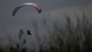 Schwarzwald-Baar-Kreis: 71-jähriger Gleitschirmflieger stürzt bei Landeversuch ab