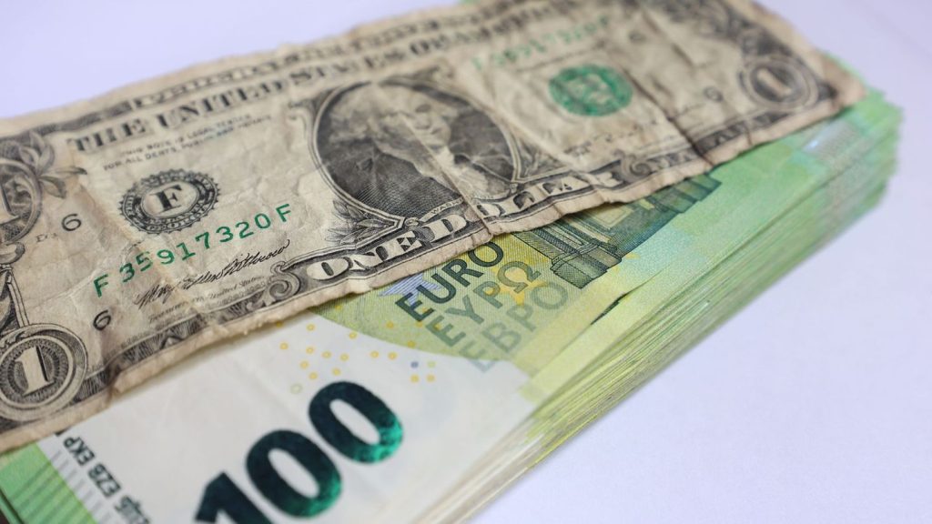 Schwache US-Währung: Sinkender Dollar schlecht für Bayerns Industrie