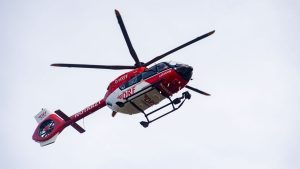 Verkehr: Motorradfahrer fährt auf Auto auf und wird schwer verletzt