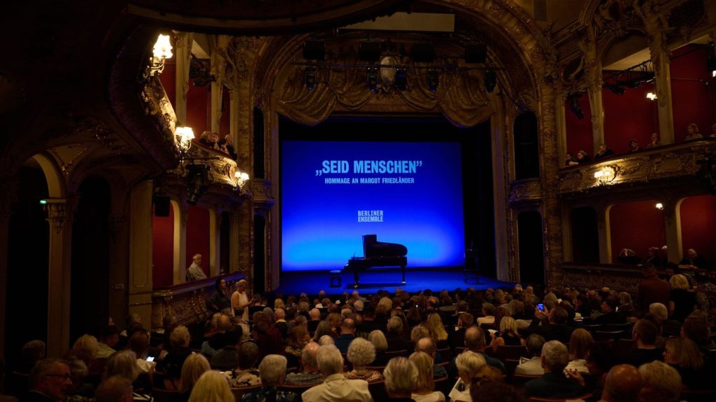 Theaterabend: Hommage für Margot Friedländer am Berliner Ensemble