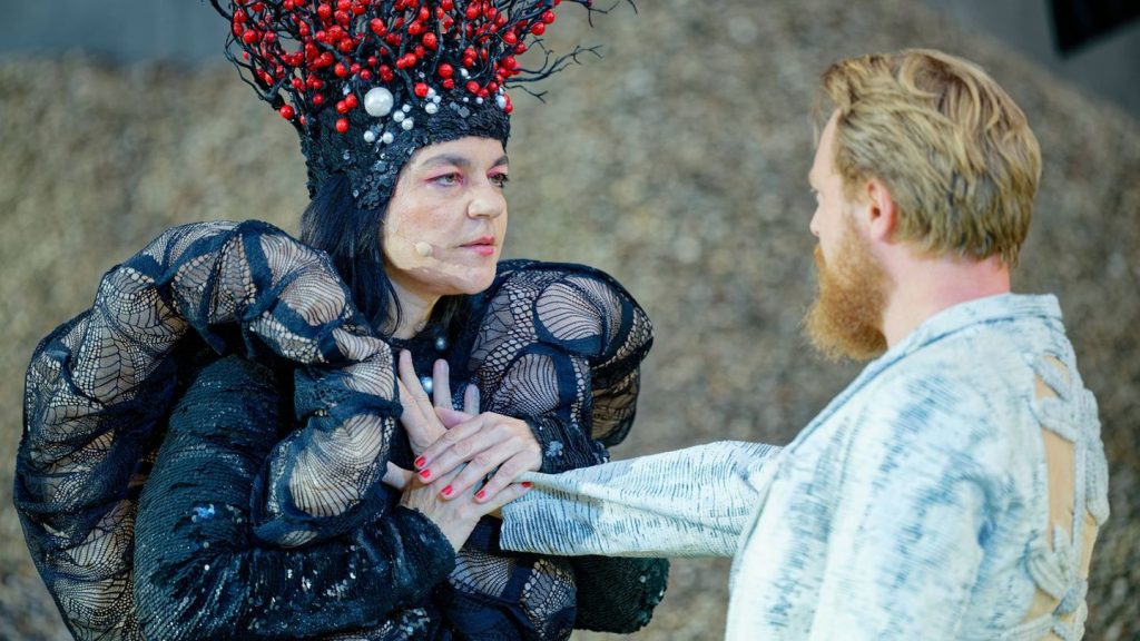 Mythos vor dem Dom: Kampf im Kies - Nibelungen-Festspiele zeigen "See aus Asche"