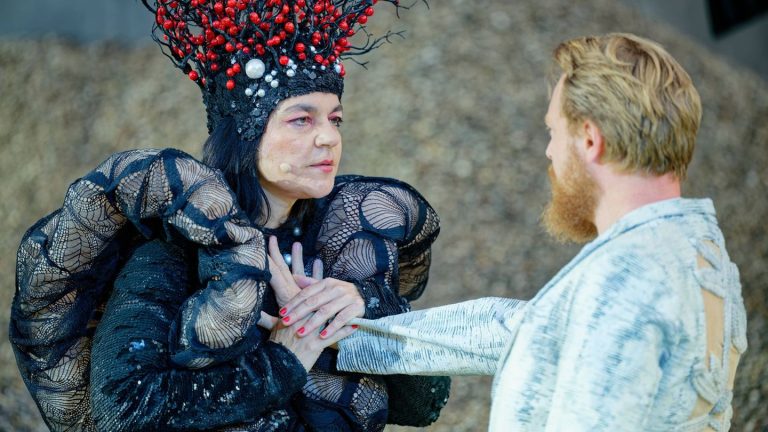 Mythos vor dem Dom: Kampf im Kies - Nibelungen-Festspiele zeigen "See aus Asche"