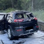 Brennendes Auto: Auto mit Wohnwagen beginnt auf Autobahn zu brennen