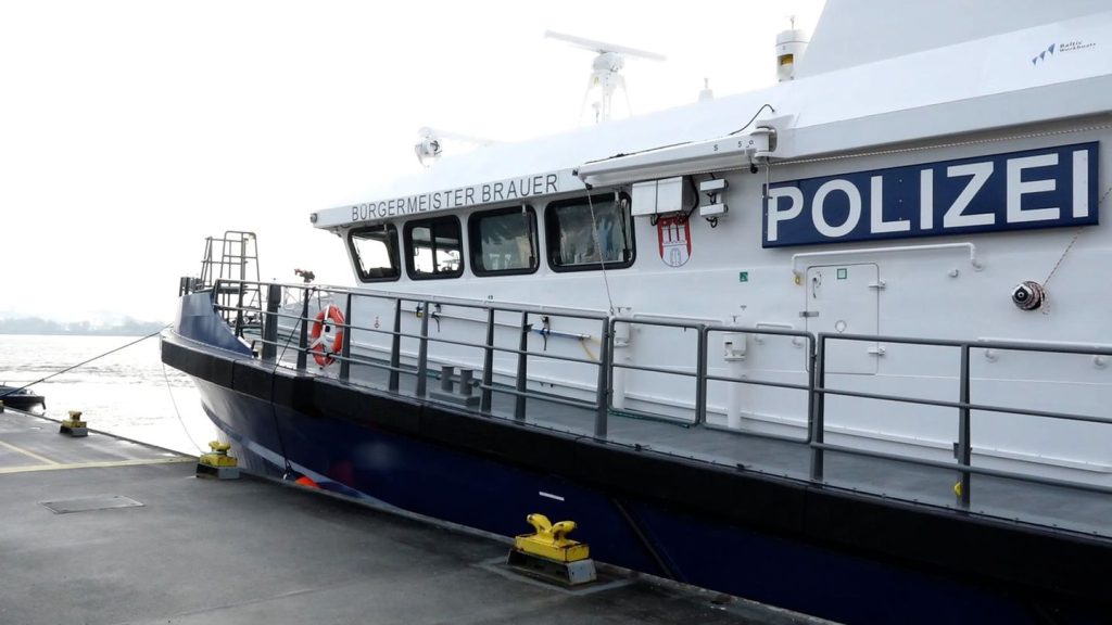 Kollision im Hafen: Barkasse rammt Containerschiff: Zwei Menschen verletzt