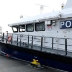 Kollision im Hafen: Barkasse rammt Containerschiff: Zwei Menschen verletzt