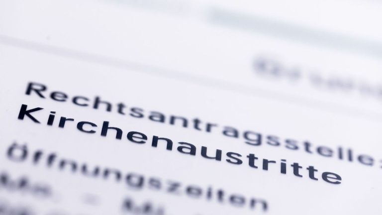 Religion und Steuern: Austritte aus der Kirche sind teurer geworden