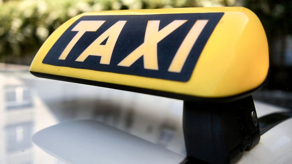 Bei Weißenburg: Taxi gerät in Gegenverkehr - Autofahrerin stirbt