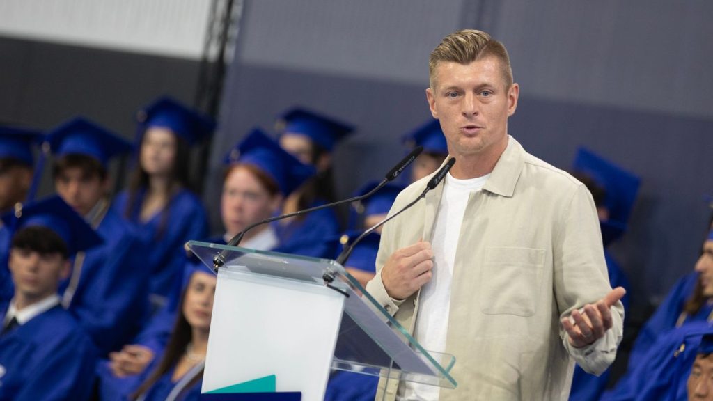 Auszeichnung: Ehrung für Toni Kroos - viele Kinder mit dabei